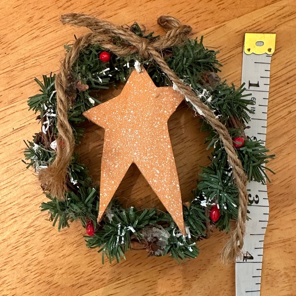 Christmas Wreath Ornament in good condition - Picture 3 of 3